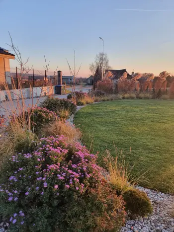 Rudeninis sodas su dekoratyviniais augalais