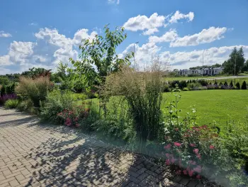 Vasaros gėlynas su daugiam. augalais