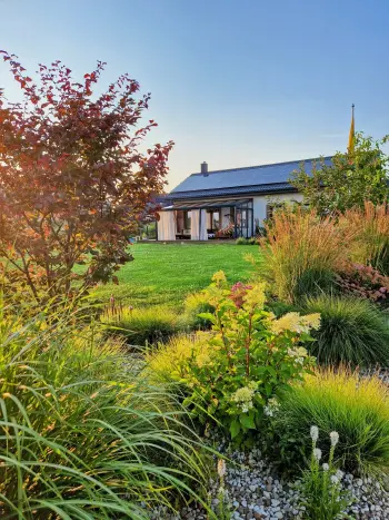 Vakarinė sodo erdvė su apšvietimu