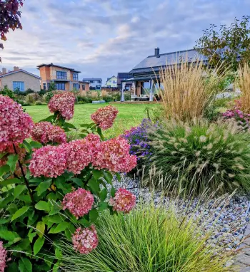 Rudeninis gėlynas su krūmais ir žolynais